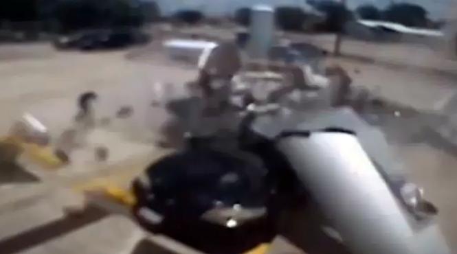 video socant un avion de mici dimensiuni se prabuseste peste o masina parcata