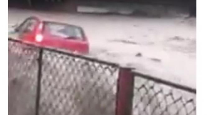 tulcea isu a deblocat persoanele aflate in 14 autovehicule prinse de o viitura