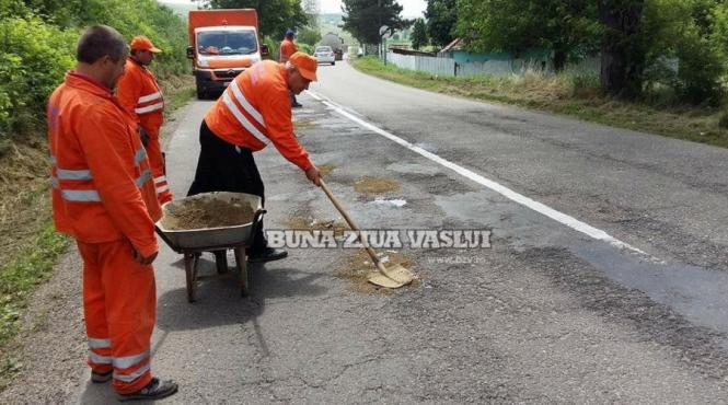 vaslui gropile dintr un drum national astupate cu nisip