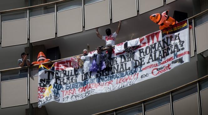 negociatorii de la politie l au convins pe protestatarul de la intercontinental sa coboare