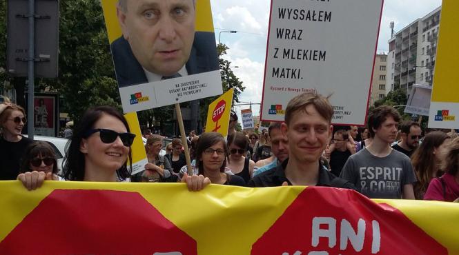 polonia mii de persoane au manifestat la varsovia impotriva interzicerii avortului