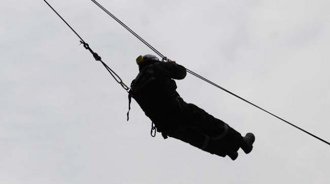 mures o persoana surprinsa de o viitura la moresti salvata cu tiroliana