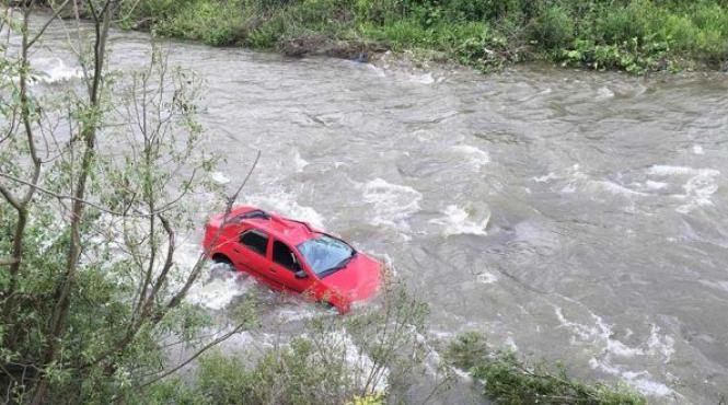 accident spectaculos a zburat cu masina de la 10 metri in jiu