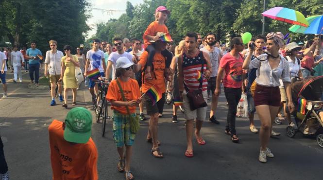 sute de participanti la marsul diversitatii steagul curcubeu a fluturat pe soseaua kiseleff