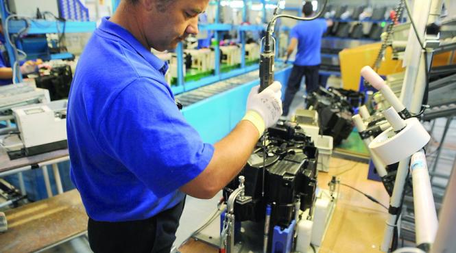 industria auto tureaza pe drumuri de tara