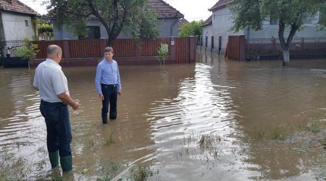 primarul din tarnaveni sorin meghesan a salvat un tanar dintr o masina surprinsa de torenti