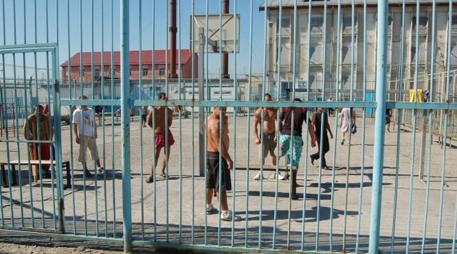 detinutii au dat foc inchisorii escaladare fara precedent a conflictului la penitenciarul din iasi