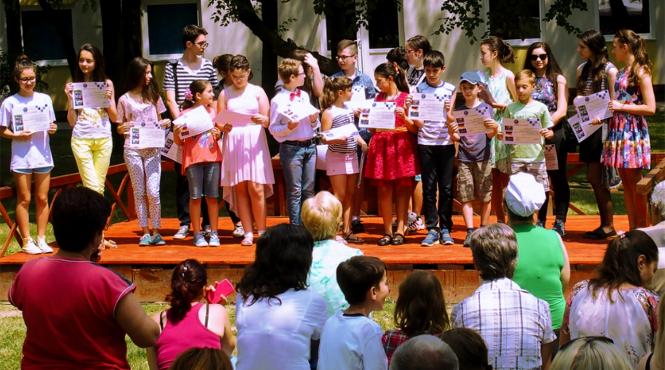 elevii sunt premiati in gradina valorilor romanesti