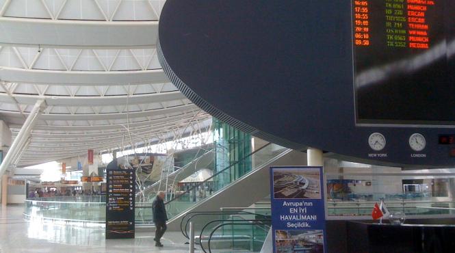 roman pe aeroportul din ankara se aud focuri de arma afara se trage