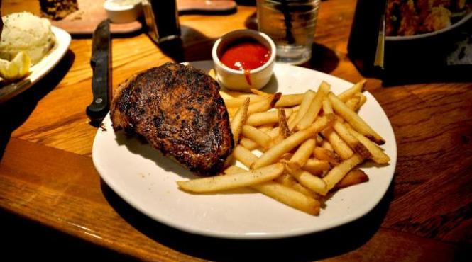 alimente alterate si expirate chiar si de un an descoperite de inspectorii opc la o pensiune din poiana brasov