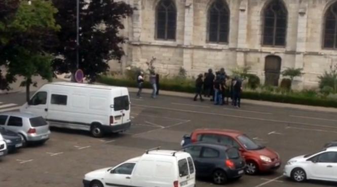 video momentele dramatice in care politia ii ucide pe cei doi jihadisti care au macelarit un preot