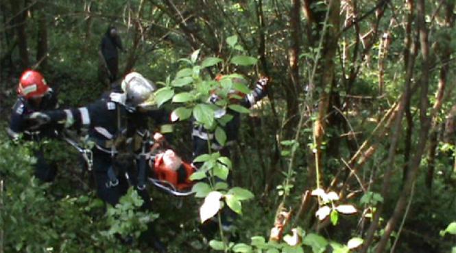 barbat cazut intr o rapa de adanca de 12 metri salvat de pompierii militari
