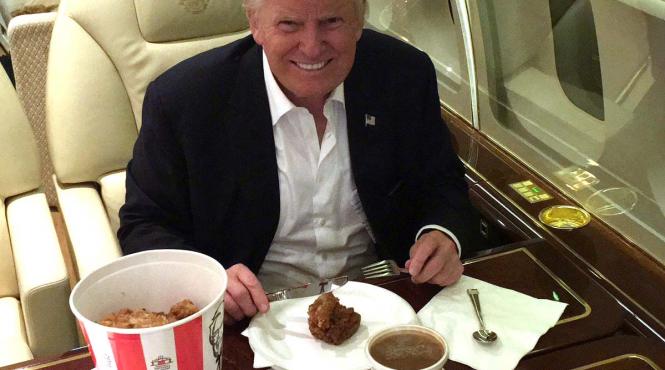 fotografia in care trump apare mancand junk food in avionul sau particular cu furculita si cutit provoaca ilaritate