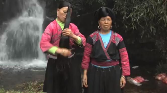 video satul in care femeile isi tund parul o singura data in viata