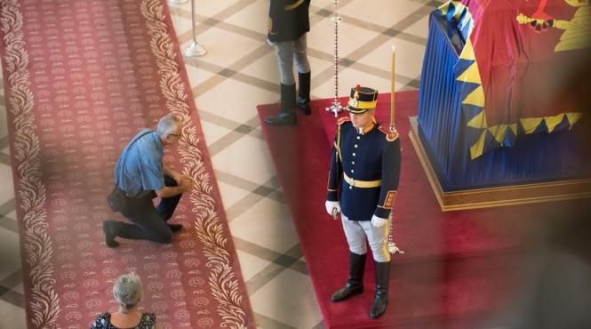 galerie foto peste o mie de persoane au trecut pana la pranz prin fata catafalcului reginei ana