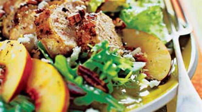 pui cu nectarine si salata verde