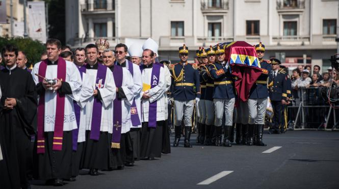 funeralii pentru regina ana peste o mie de persoane i au adus ultimul omagiu in piata palatului