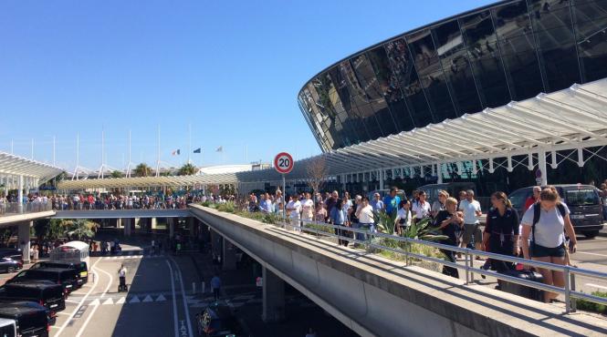 alerta pe aeroprotul din nisa terminalul 2 a fost evacuat