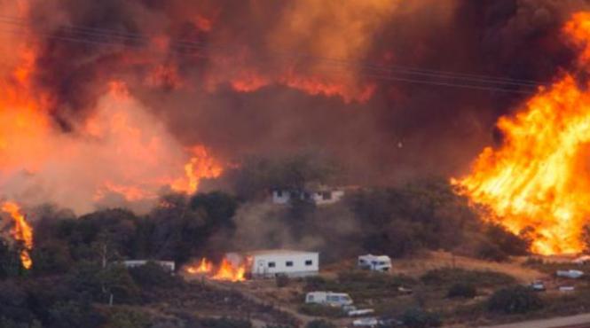 incendii de vegetatie in sua aproximativ 17 000 de pompieri lupta cu focul