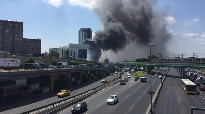 incendiu puternic intr un bloc de birouri din istanbul