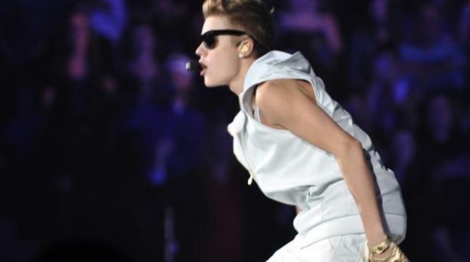 justin bieber surprins sarutandu se cu noua iubita este fiica unui celebru cantaret