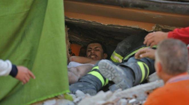 strigate de ajutor de sub daramaturi cutremur la 10 km adancime in italia