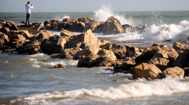 furtuna de gradul 4 pe litoral turistii nu su voie sa faca baie in mare