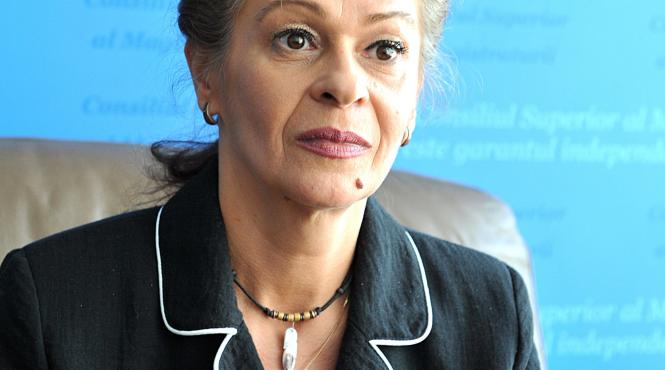 se schimba garda la inalta curte