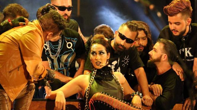 carmen rock version o carmen imbracata in piele cu lanturi