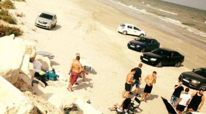 mai multi indivizi si au parcat masinile pe plaja de la corbu