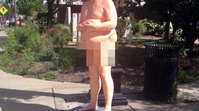 o statuie nud in marime naturala a lui donald trump scoasa la licitatie