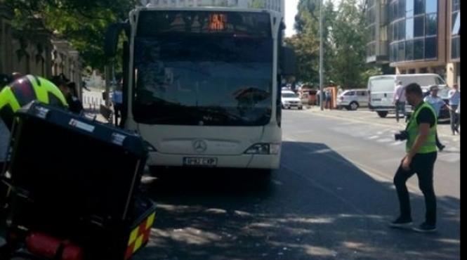 accident rutier in bucuresti soldat cu 8 raniti un autobuz ratb a lovit un autoturim de teren