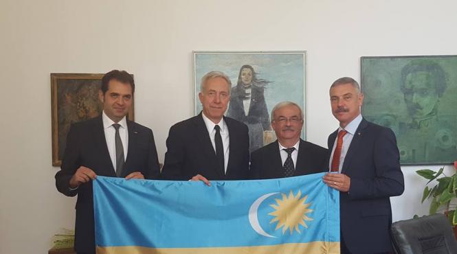 ambasadorul sua la bucuresti hans klemm s a fotografiat cu steagul tinutului secuiesc simbolul lipsei de respect al autoritatilor fata de comunitatea secuiasca
