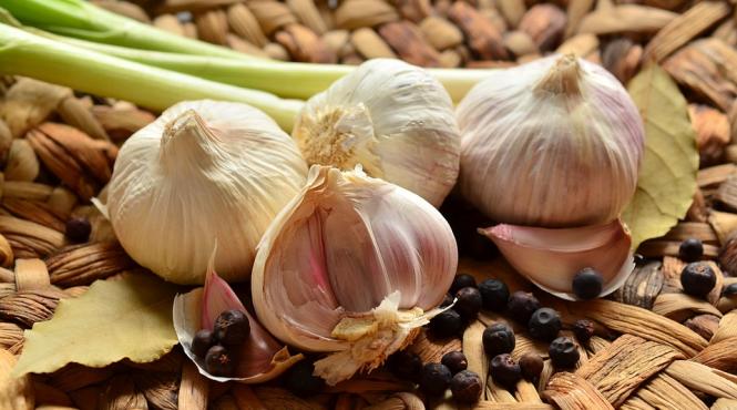 vezi ce se poate intampla daca pui un catel de usturoi in ureche