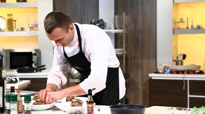 un bucatar instruit la scoala lui gordon ramsay vine la chefi la cutite