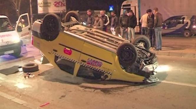 un taxi s a rasturnat in zona foisorul de foc din capitala clientul a fost ranit
