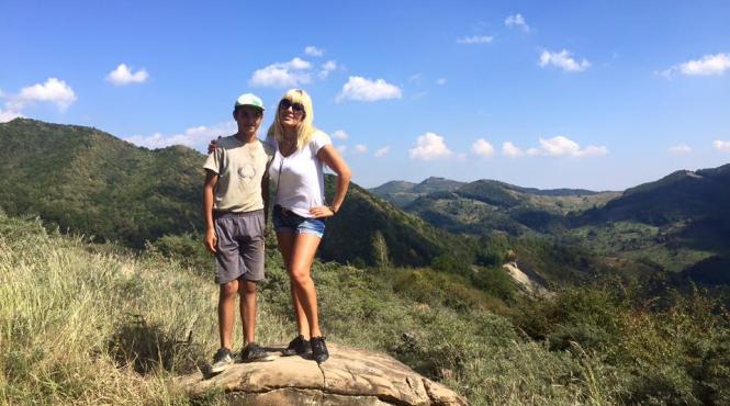 elena udrea indrumata de un ciobanas ne da o lectie de geologie pe facebook
