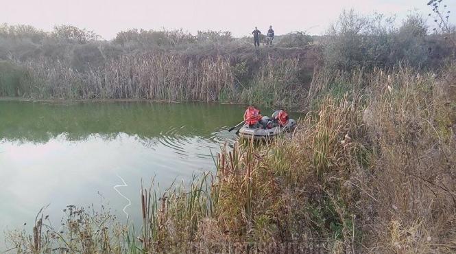 o fetita de 4 ani alaturi de caii familiei gasiti inecati intr o balta dezafectata parintii fetei sunt dati disparuti