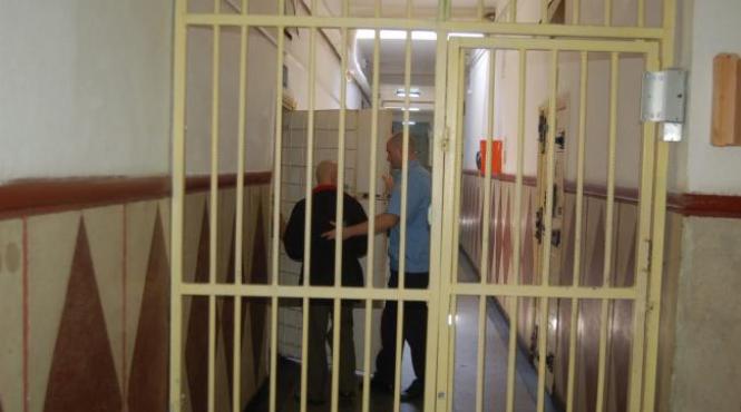 un detinut al penitenciarului arad a fost gasit spanzurat in baia celulei