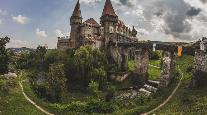 castelul corvinilor prezent intr o productie de realitate virtuala filmata de discovery channel