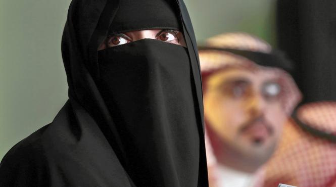 decorator parizian obligat de o printesa saudita sa i sarute picioarele