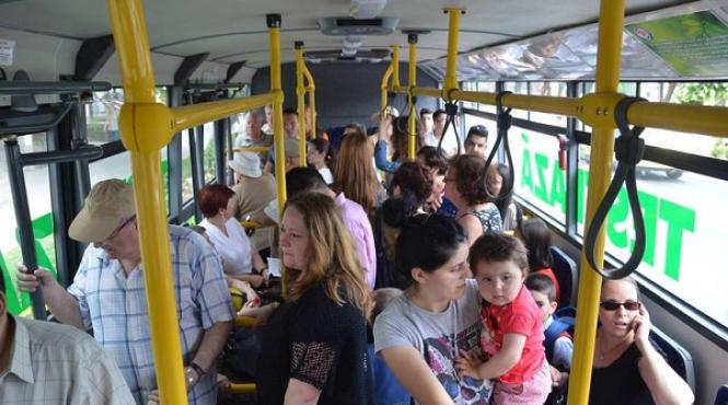 ghidul bunelor maniere cine si cui ofera locul in autobuz