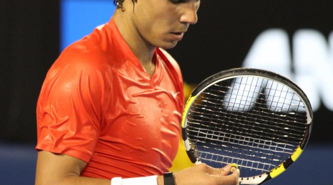 video tenismenul rafael nadal a fost nevoit sa intrerupa meciul 7 000 de spectatori l au aplaudat dupa aceea