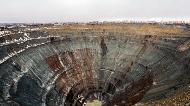 video cea mai adanca groapa excavata de om are 524 de metri adancime cum traiesc oamenii acolo