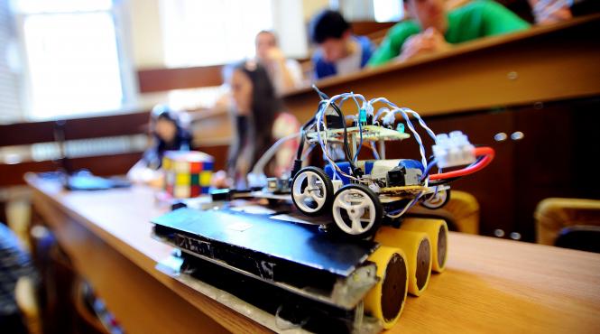 patru centre noi de cercetare in capitala elevii vor putea construi roboti