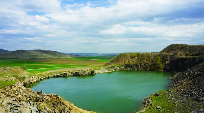 unic in romania iacobdeal lacul cu apa de smarald