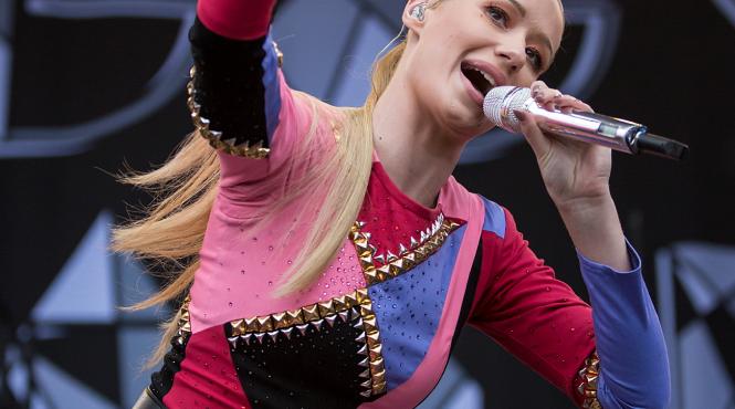 iggy azalea a fost nevoita sa amane lansarea albumului din cauza despartirii de logodnicul ei