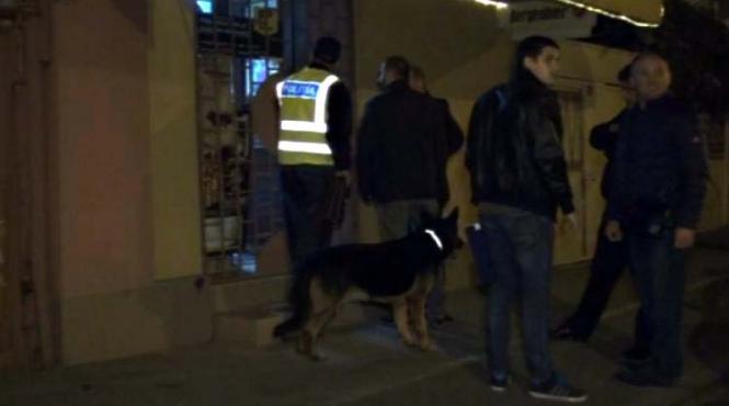 vanzatoarea unui magazin alimentar din braila atacata cu un baston telescopic si talharita de un individ cu cagula pe fata