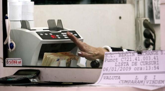 deprecierea monedei nationale continua leul a trecut de 4 5 in raport cu euro