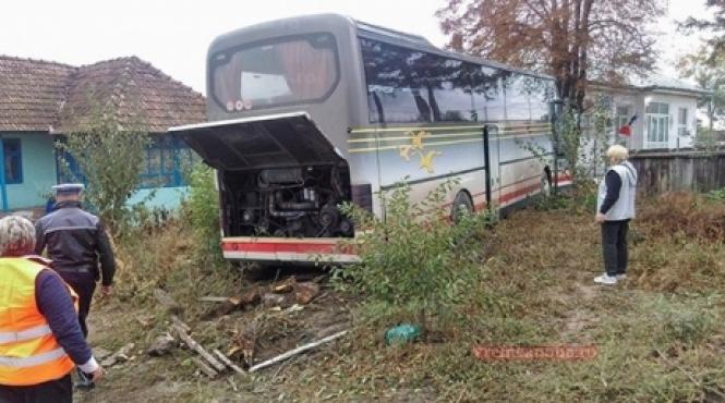 valcea aproximativ 200 de persoane la coada in fata sediului apm pentru programul casa verde